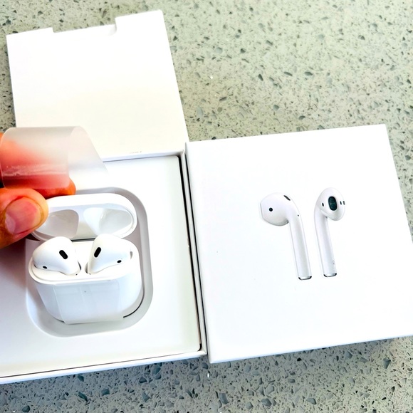 AirPods 2nd Gen with Wireless charging case - Picture 3 of 4